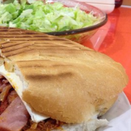Torta Gigante Milanesa Res 200grs y Queso Oaxaca
