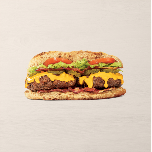 Sanduíche com base de massa de pizza, hamburger, bacon fatiado, maionese temperada, cheddar cremoso, alface americana, picles e tomate.