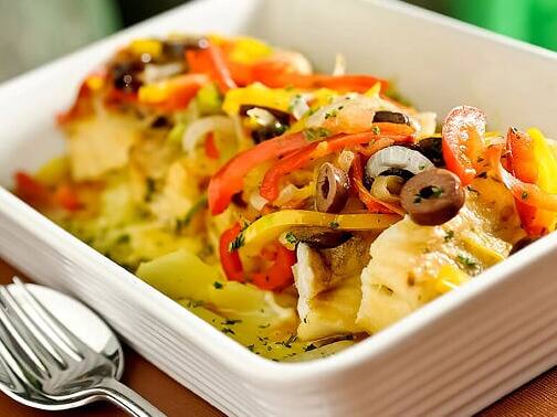 Lombo de bacalhau coberto com cebolas, alho, tomate, salsinha, pimentões, azeitonas pretas e vinho branco, servido sobre uma camada de batatas laminadas gratinadas. Acompanha arroz branco.