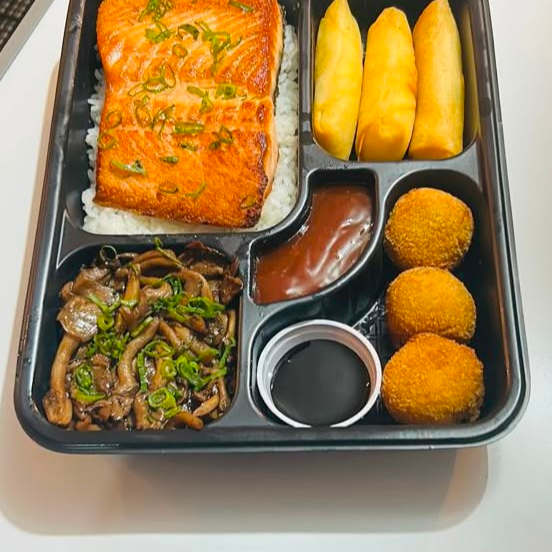🍱 Bento de Salmão Grelhado Hassu
Uma refeição completa, saborosa e preparada com todo o cuidado que você merece!
Nosso Bento acompanha:
✨ 3 Harumakis de Queijo crocantes
✨ 3 Bolinhos de Peixe
✨ Aproximadamente 250g de Shari (arroz japonês temperado)
✨ Aproximadamente 200g de Shimeji refogado
✨ 1 Filé de Salmão Grelhado com aproximadamente 200 gr.
Para deixar a experiência ainda mais especial, acompanha nossa deliciosa geleia de pimenta e molho tarê.
Uma combinação perfeita de sabores, textura e tradição japonesa em uma refeição generosa e irresistível! 🍣🐟🥢