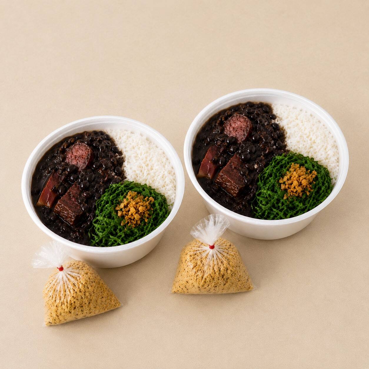 Clone de marmita de Feijoada acompanhada de arroz feijoada couve refogada ou vinagrete e farofa da casa.