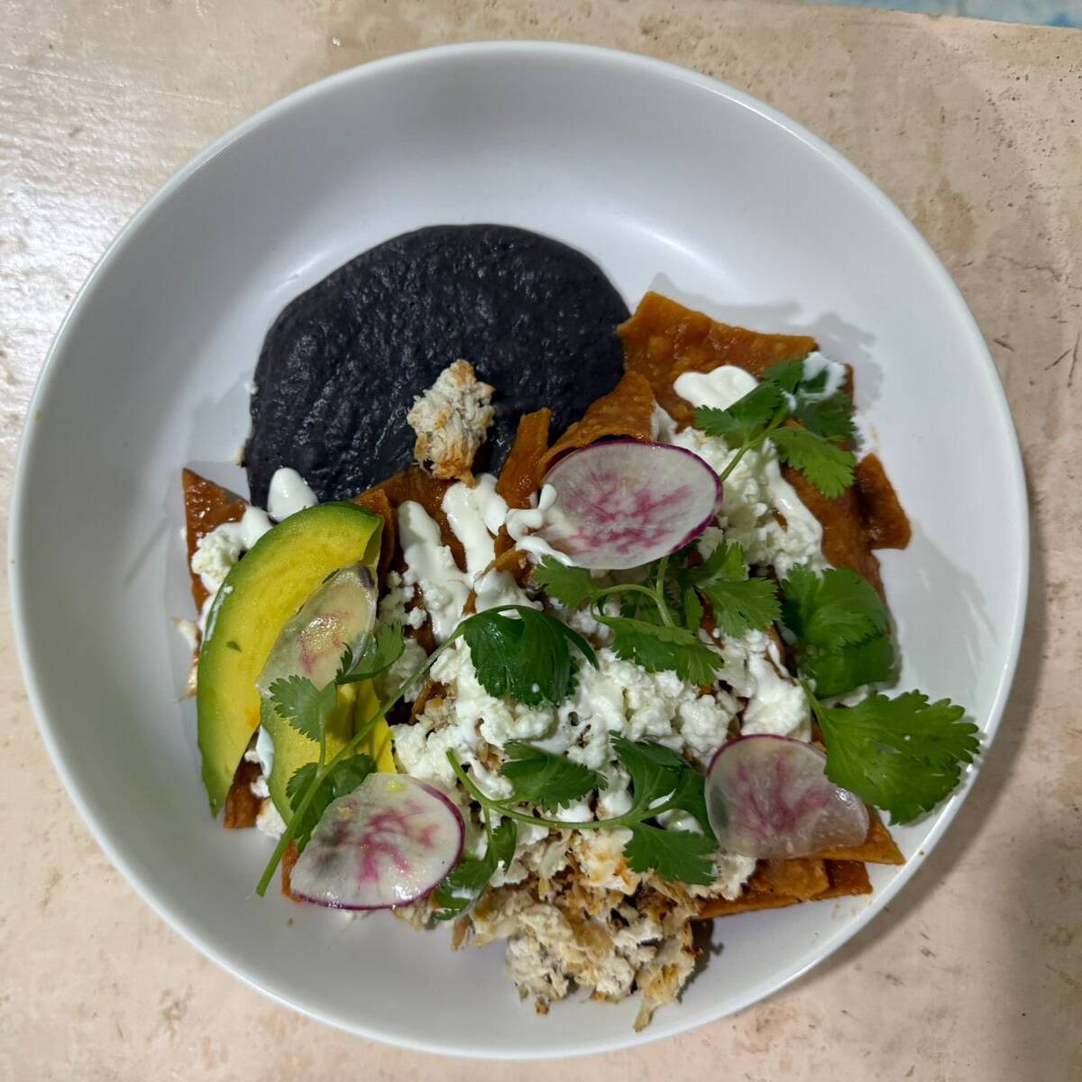 Chilaquiles rojos con pollo