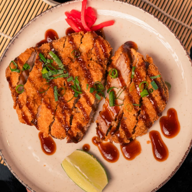Filé de porco empanado na farinha Panko. Acompanha ketchup japonês
