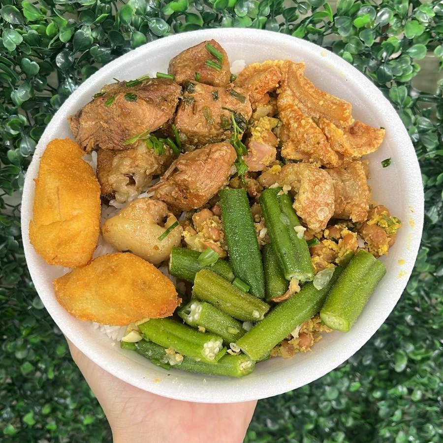 Arroz, feijão tropeiro, banana à milanesa, quiabo refogado e copa lombo suíno.