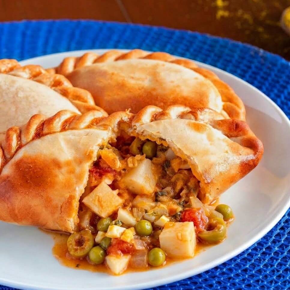 Empanada de palmito, cebola, tomate, ervilha, azeitona e ovo.