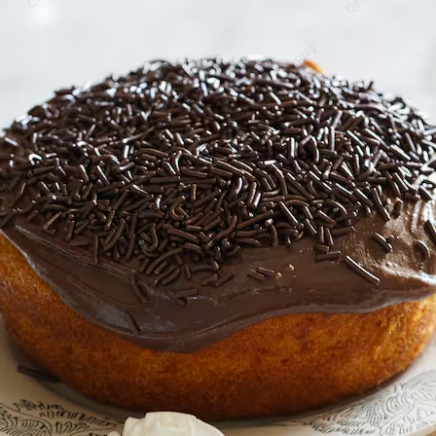 A massa é feita com cenouras naturais fresquinhas e a cobertura de brigadeiro preenche com delicadeza o centro e topo do bolo.
Serve 8 fatias.