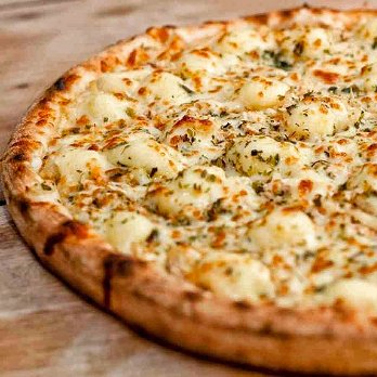 Massa tradicional, molho ao sugo,frango desfiado, catupiry, mussarela e orégano.