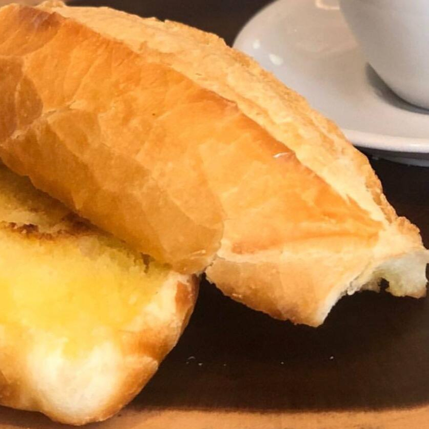 Tradicional pãozinho na chapa com manteiga, podendo ser nos pães Pão Francês, Croissant, 100% Integral, Multigrãos ou Baguete Francesa