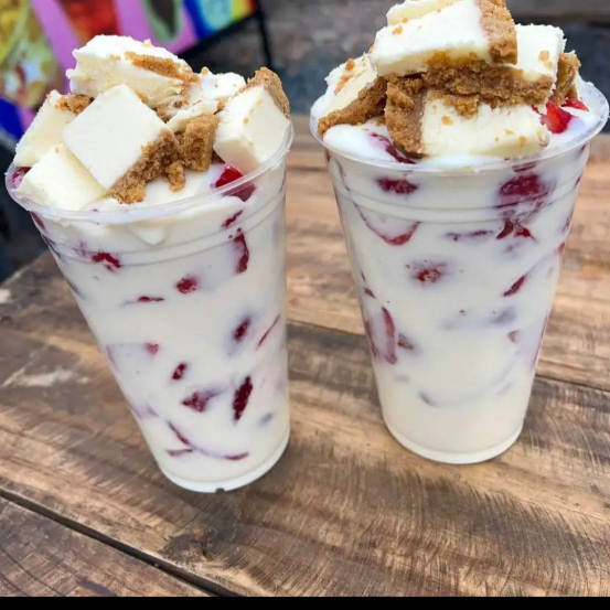 Paso grande de fresas con crema y trozos de pay de