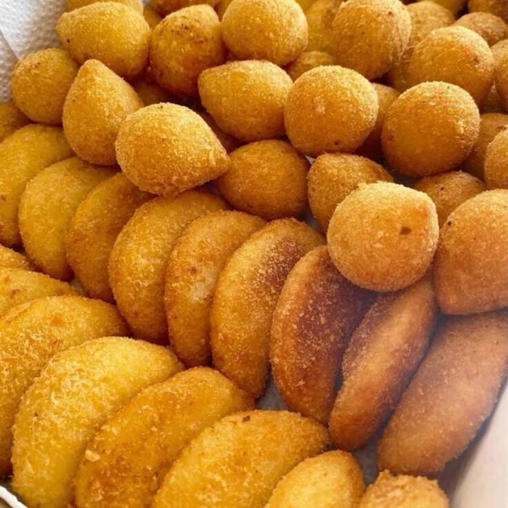 70 salgadinhos fresquinhos, crocantes por fora e macios por dentro, preparados com qualidade e carinho. Variedade: coxinhas de frango, maravilhas (bolinhas de presunto e mussarela), risoles de milho, kibes, enroladinhos de salsicha, travesseirinhos de carne e mini churros. Acompanha Coca Cola Original 2 Litros