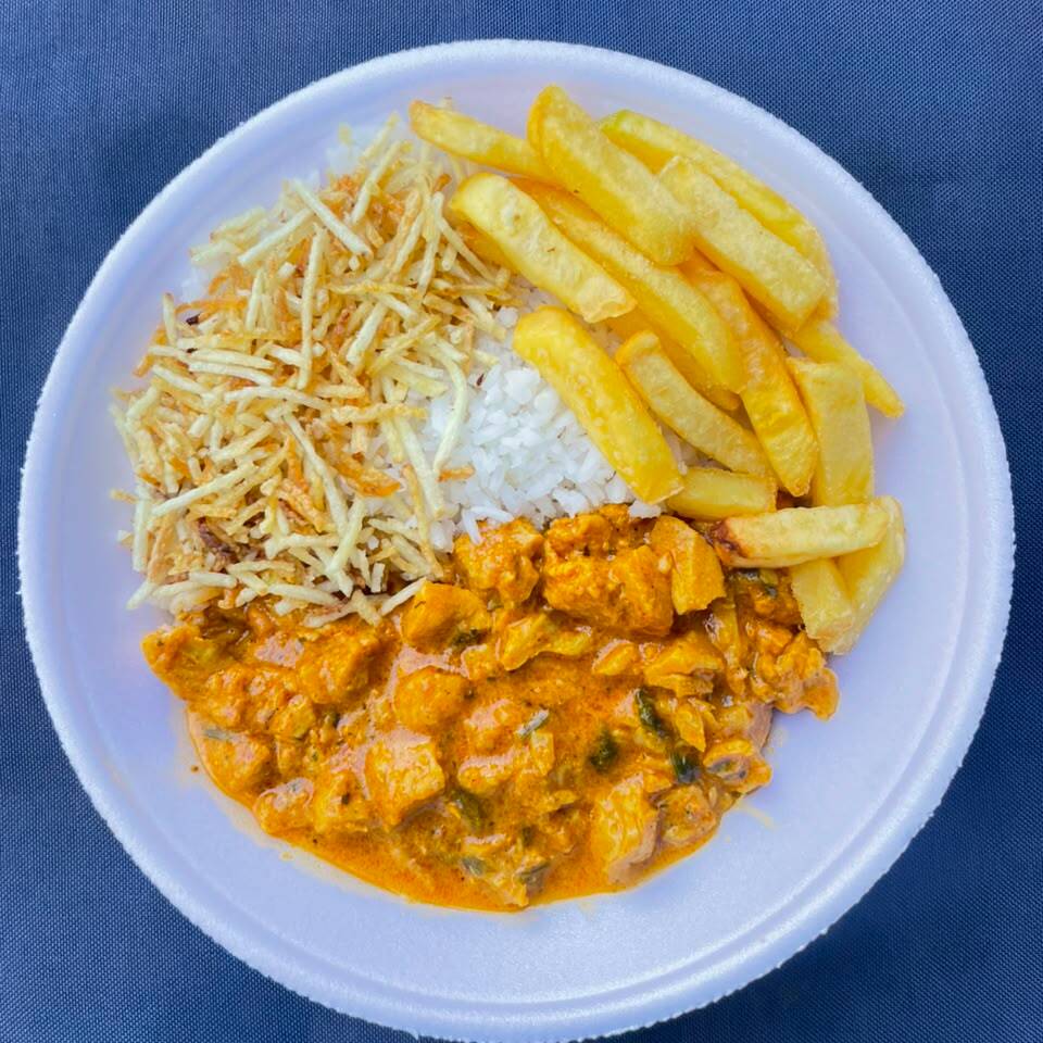 Cremoso e irresistível, nosso strogonoff é preparado com ingredientes frescos e tempero no ponto certo, servido com arroz branco soltinho e batata palha crocante. Uma combinação clássica que conquista em cada colherada!