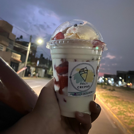 Fresas con Crema y Helado Tamaño Tradicional