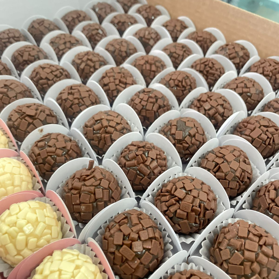 ( escolhas até 3 sabores - Chocolate Preto, Chocolate Branco ou Ninho - Brigadeiro 16 G