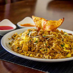 Chaufa de Pollo con Wantán Frito