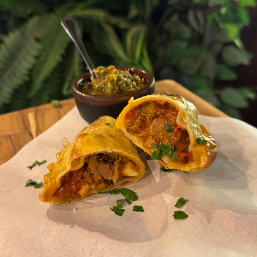 Nossa joia da casa. Uma receita exclusiva do Chef, que trasforma nosso melhor "assado" (costela premium) em um recheio incrivelmente suculento e cheio de sabor. A massa é crocante por fora e macia por dentro. Sabor de churrasco Argentino em cada mordida.