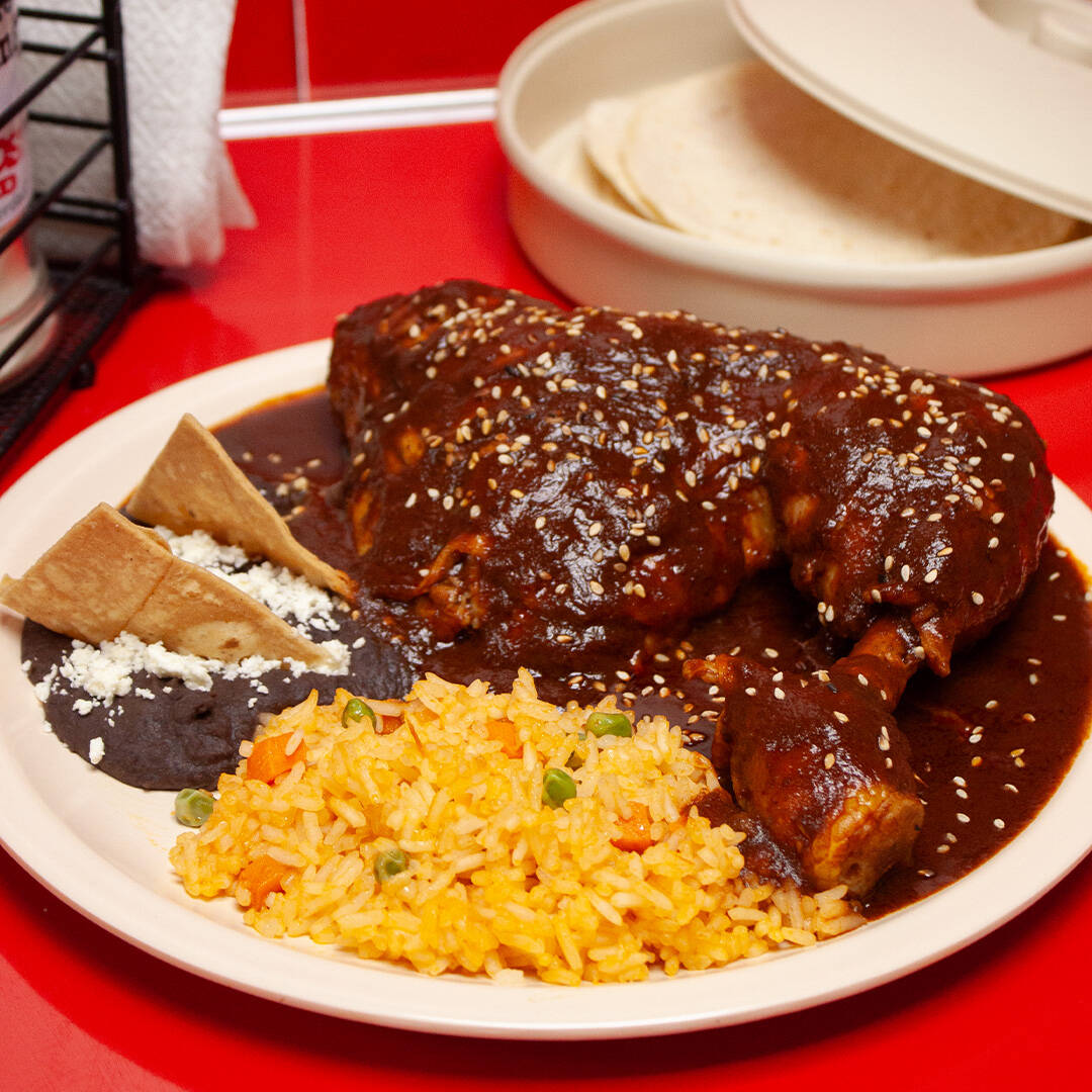 MOLE CON POLLO