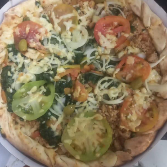 Escarola, atum, cebola, tomate e parmesão