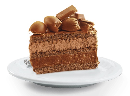 Bolo de chocolate, recheios de creme de KitKat e mousse de chocolate, cobertura de mousse de chocolate, raspas de chocolate ao leite e KitKat.