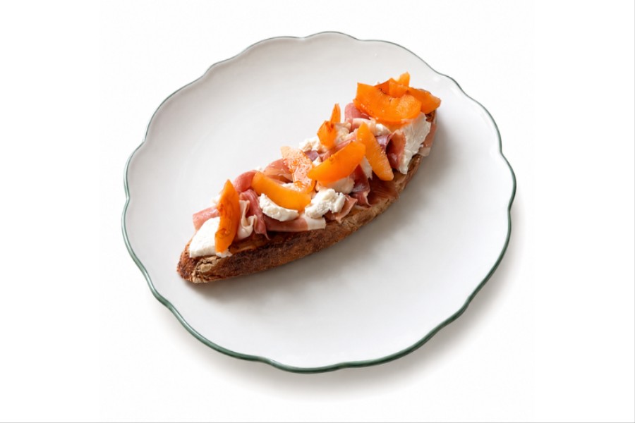 TOSTADA DE JAMON QUESO Y ALBARICOQUE