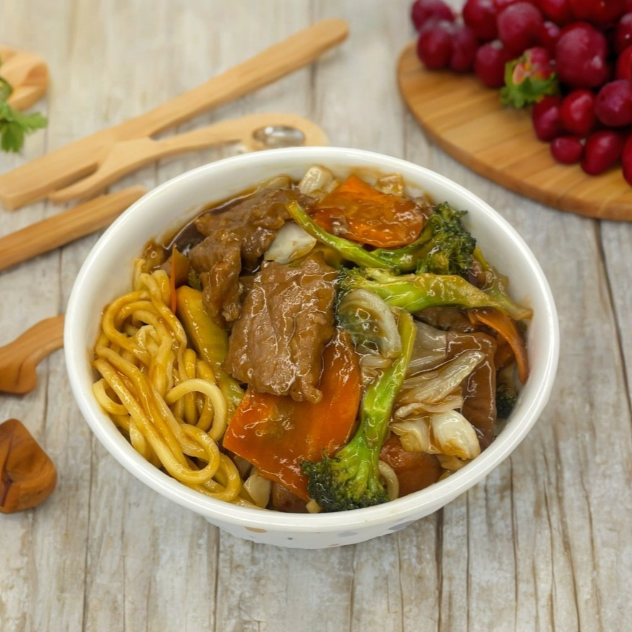 Macarrão oriental, carne bovina, peito de frango, acelga, repolho, cenoura e molho especial.