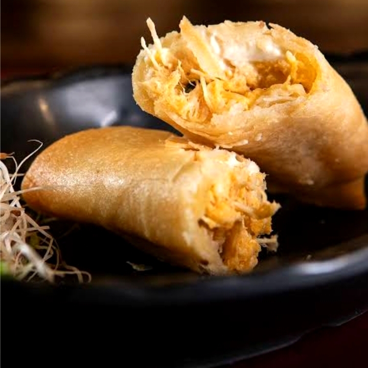 Frango, catupiry, enrolado na massa caseira de uramaki