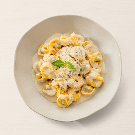 Uma combinação que abraça no sabor. Capelletti de carne preparado no ponto ideal, envolvido em um molho Alfredo cremoso, rico em queijos e com textura aveludada. Delicioso, equilibrado e cheio de aconchego a cada garfada. Feito para quem ama sabores clássicos com o toque especial do Ragazzo.