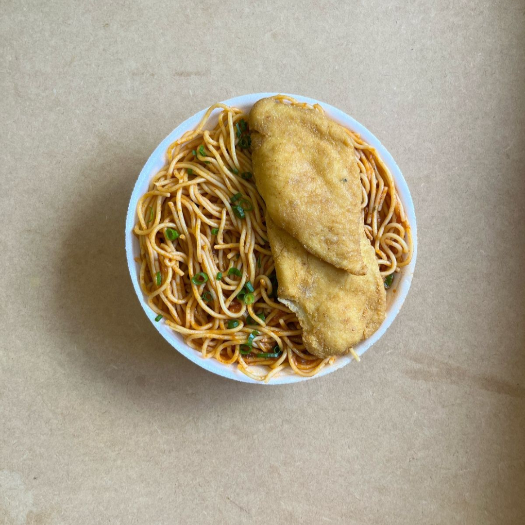 Marmita com delicioso filé de frango empanado na massa crocante acompanhado de macarrão espaguete ao molho de tomates. Marmita indicada para 01 pessoa.