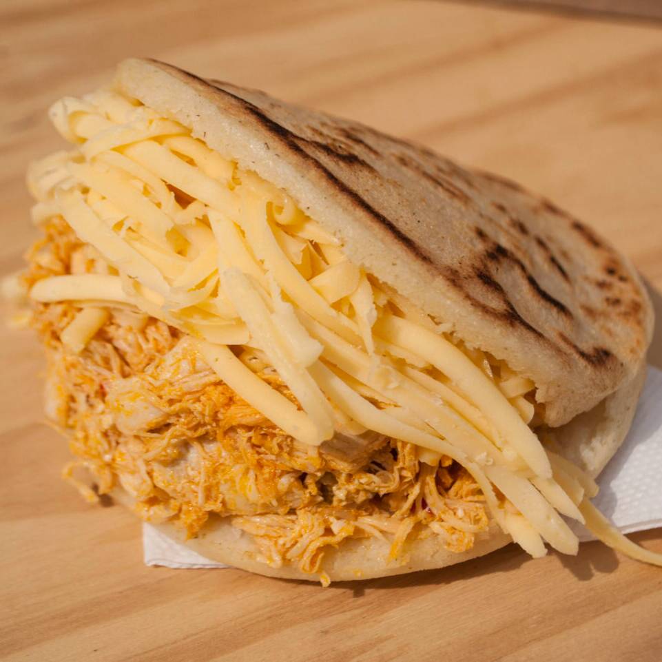 Arepa Venezolana Rellena con Pollo Desmechado