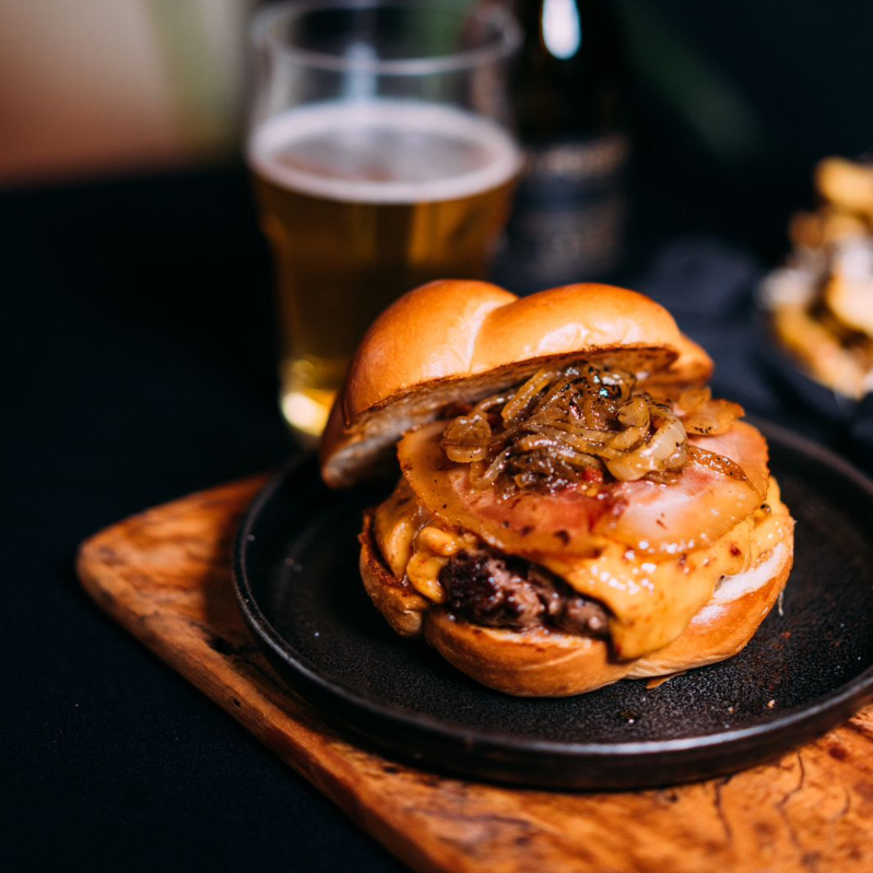Blend de Wagyu de 180 Gr Temperado com Sal Granulado de Deserto / American Cheese Picante / Guanciale Grelhada / Cebola Caramelizada com Maple Syrup e Bourbon Whiskey / Finalizado em Nosso Exclusivo Pão de Brioche Raw.
(ATENÇÃO APENAS AO PONTO, NÃO RETIRAMOS OU ENVIAMOS INGREDIENTES A PARTE)