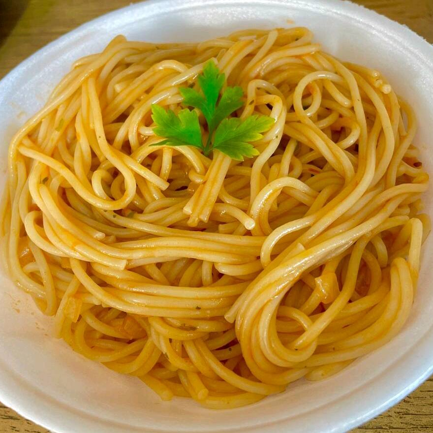 Macarronada ao sugo com toque especial: molho de tomate artesanal e temperos selecionados.