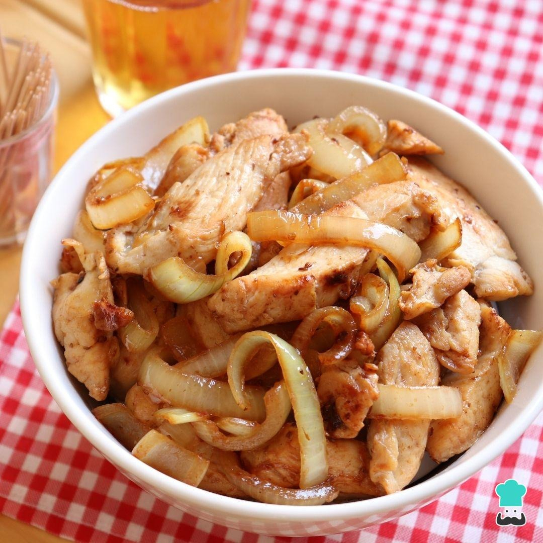 Generosa porção de peito de frango cortado em tirinhas feito na chapa.