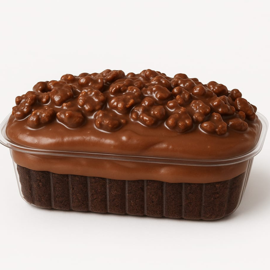 Massa de bolo de chocolate, com cobertura generosa de brigadeiro e ganache de chocolate meio amargo com cereal crocante