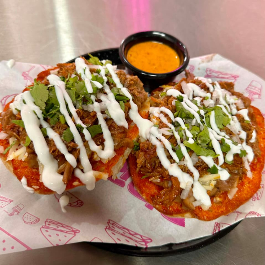 Molletes con Birria
