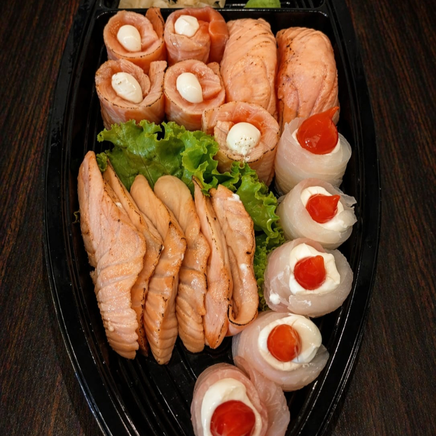 17 peças é uma seleção especial da categoria 'Barcas'. Ele inclui 5 sashimis de salmão selado, 5 gunkas de salmão acompanhados por um cremoso cream cheese selado, o prato é complementado por 2 nigiris de salmão selado, 5 gunkas de tilápia com pimenta, é servido com 1 molho shoyu e 1 hashi.