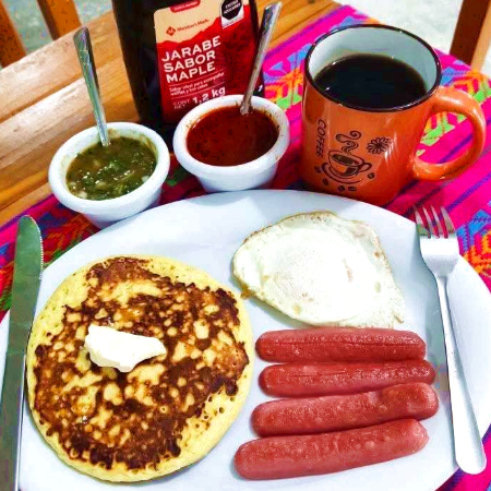 HOT CAKE CON HUEVO