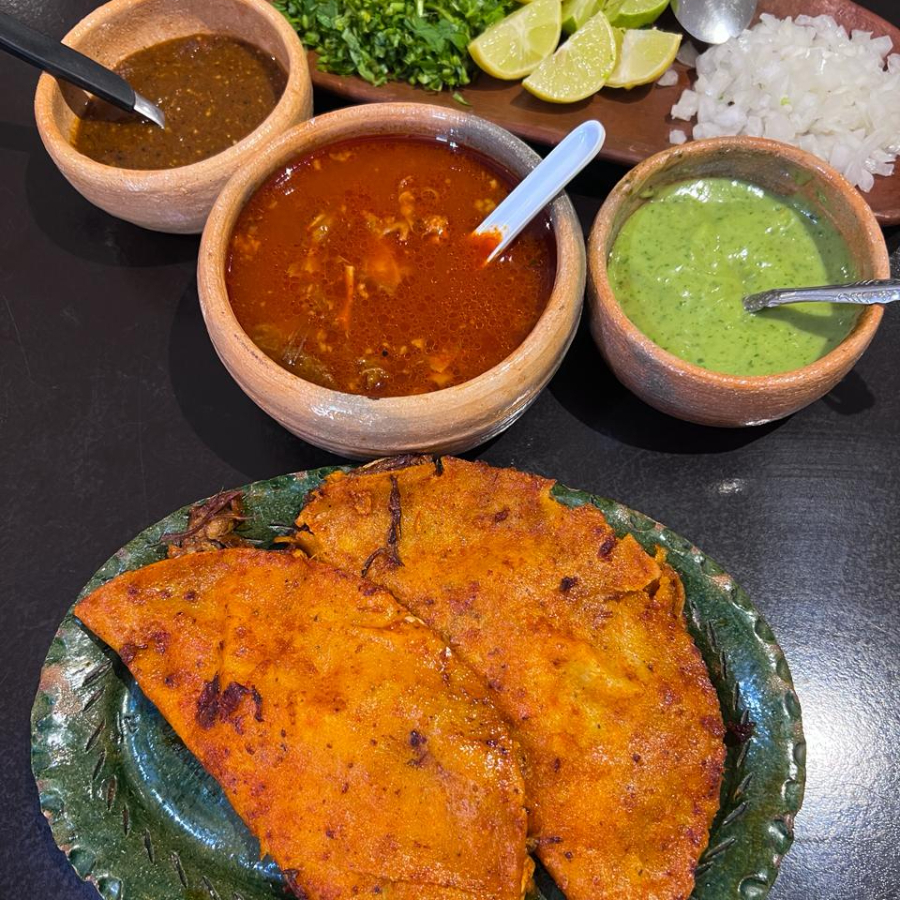 4 Quesabirrias + 2 Consomés Chicos + 2 Aguas del Día