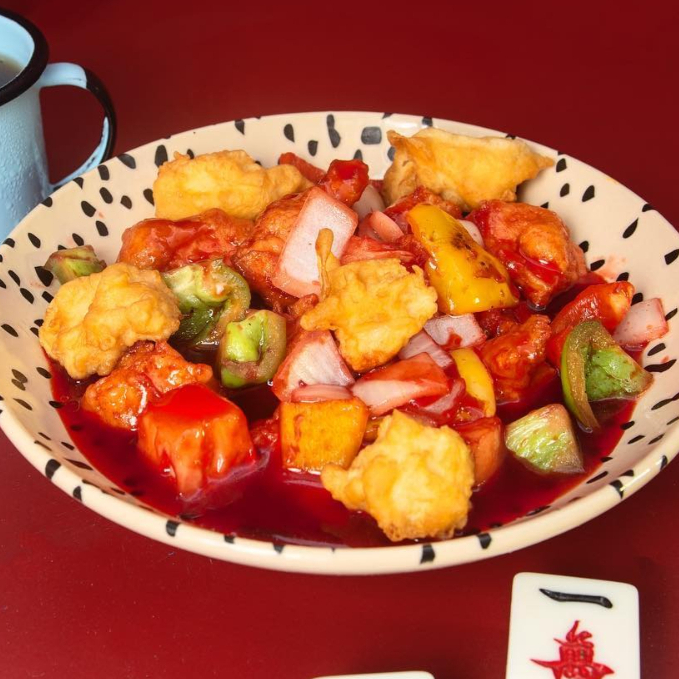 Cubos de frango com cebola e pimentões ao molho de soja com toque de óleo de gergelim