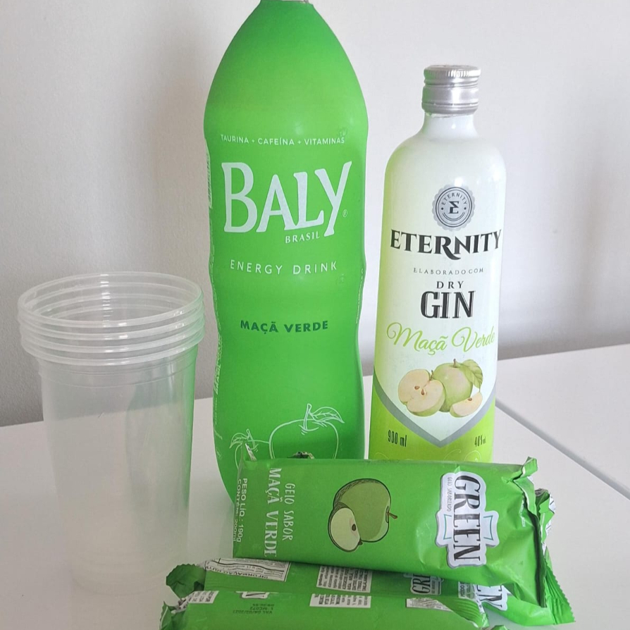 1 Garrafa de Gin Eternity Maça Verde 1 Energético Maça Verde Baly 2lts 4 Gelo de Sabor Maça Verde 4 copos