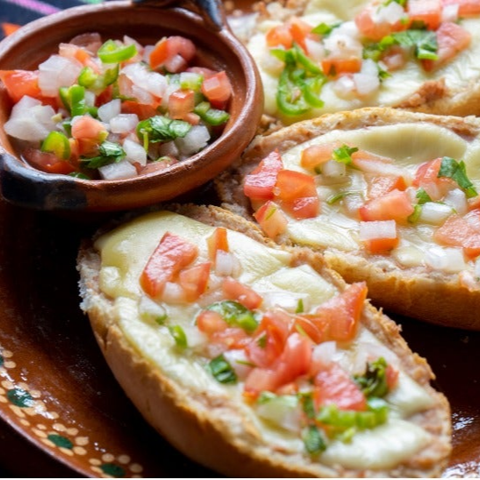 Molletes de Frijol Tres Piezas