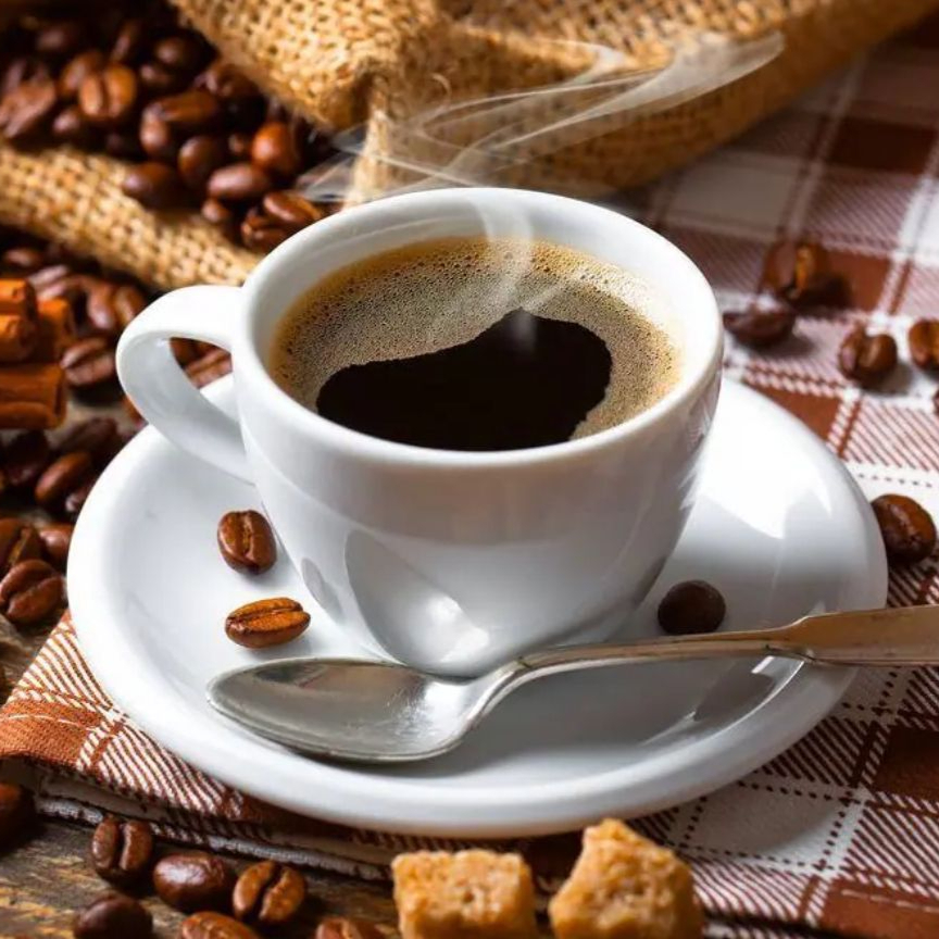 Café coado na hora, servido em 200 ml, quentinho e com sabor tradicional.