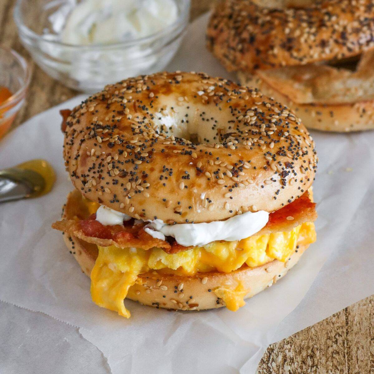 Bagel de huevo queso y tocino