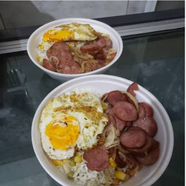 Delicioso LINGUIÇA CALABRESA ACEBOLADA C/ OVO FRITO.
Arroz, Feijão e Farofa.