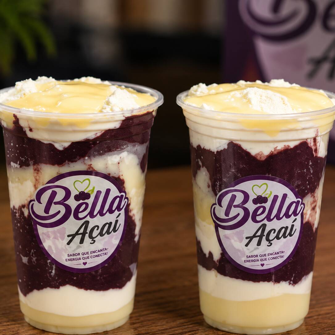 DOIS copos de 500ml com açaí cremoso, leite condensado e leite em pó. Uma combinação clássica, cremosa e irresistível para aproveitar em dobro!