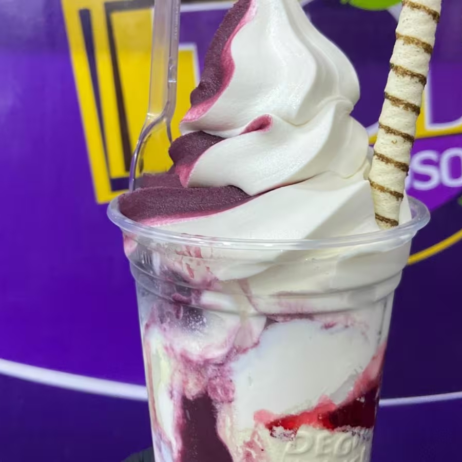 Camadas de açaí e creme (sua escolha) com até 4 complementos. Misto 300ml