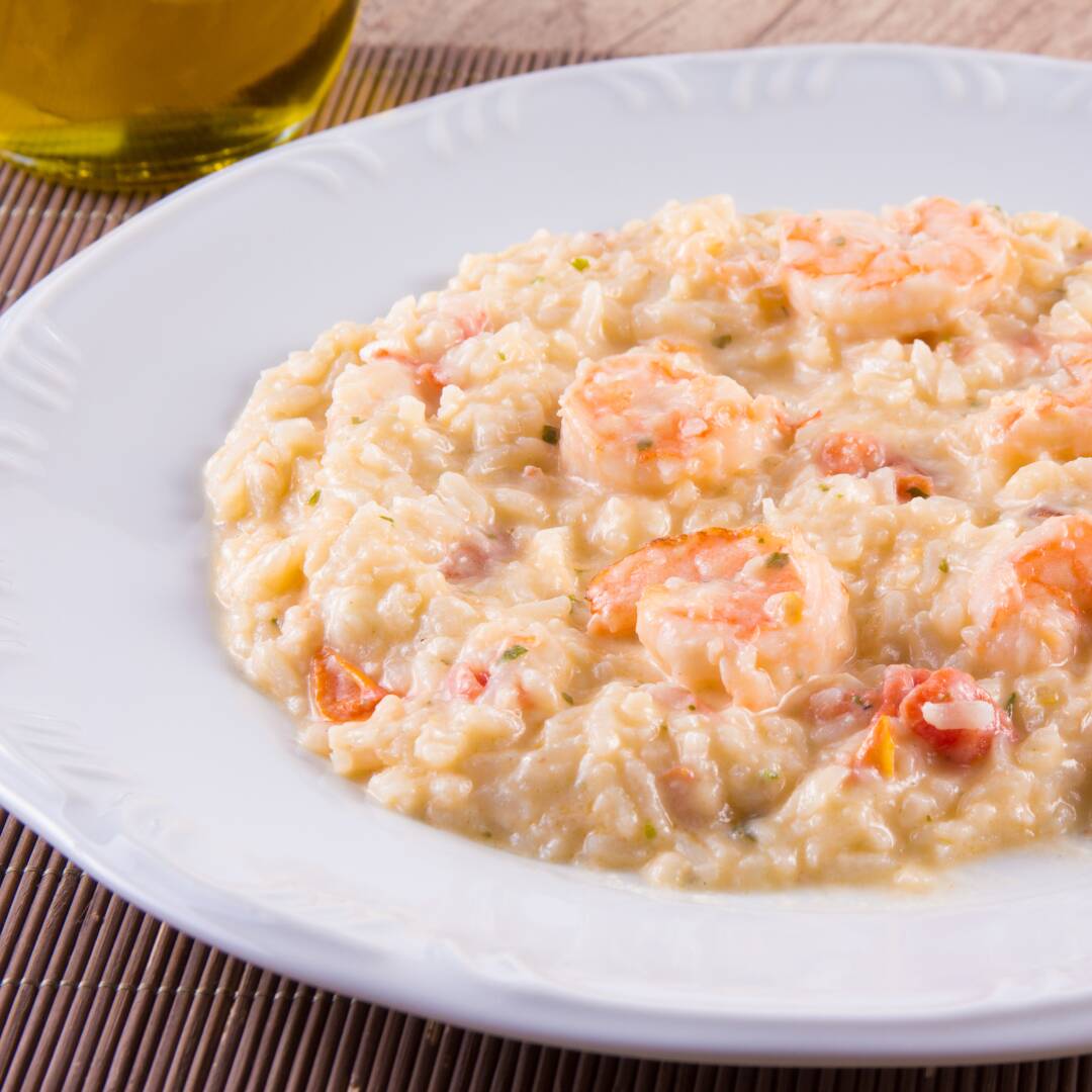Arroz cremoso com camarões, bem temperado e cheio de sabor. Uma refeição leve, sofisticada e perfeita pra quem ama frutos do mar!