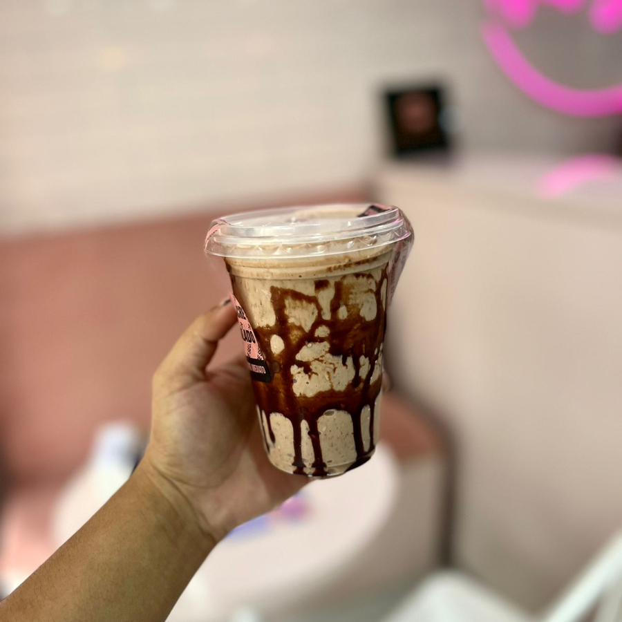 Base de creme americano e calda de chocolate.(400ml)