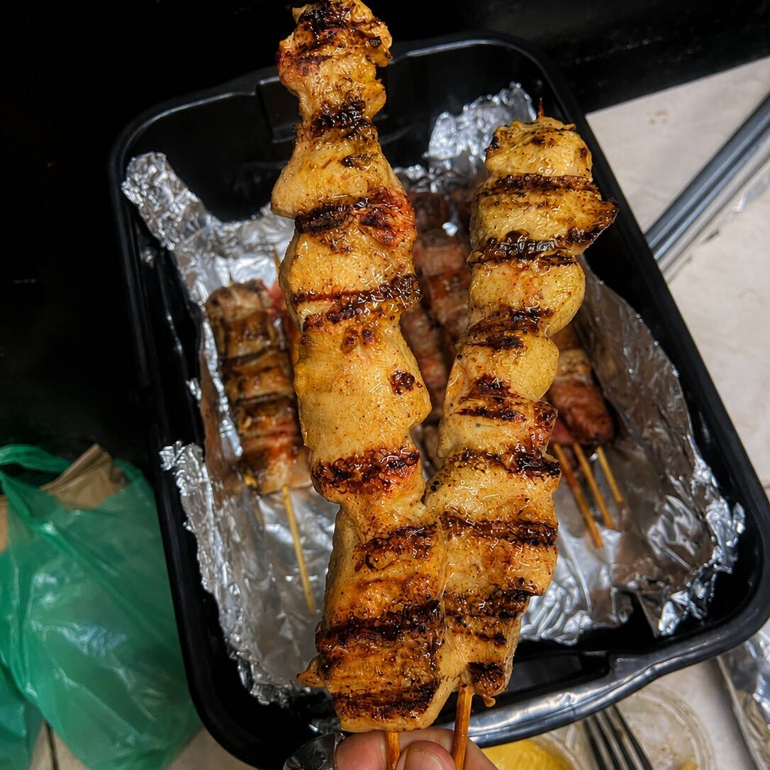 Peito de frango cortado em cubos e marinado em um tempero especial da casa que garante muito sabor e zero ressecamento. Assado no fogo forte para criar aquela casquinha dourada irresistível. (Aprox. 110g-115g).