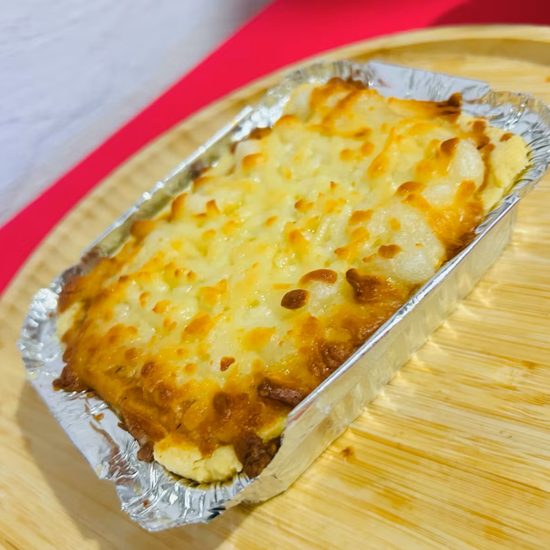 massa amanteigada, recheio cremoso de frango com requeijão e coberto por queijo muçarela gratinado.