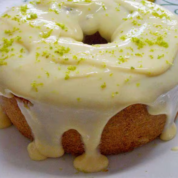 Bolo de baunilha com cobertura de mousse de limão. 400g
