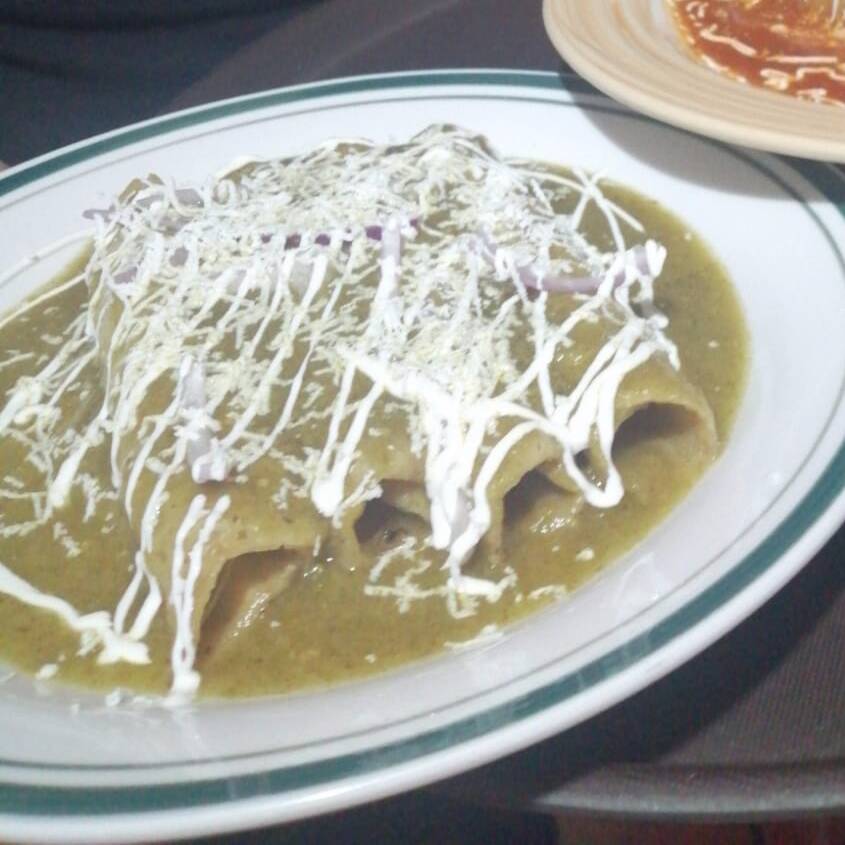Enchiladas Verdes Rellenas de Pollo
